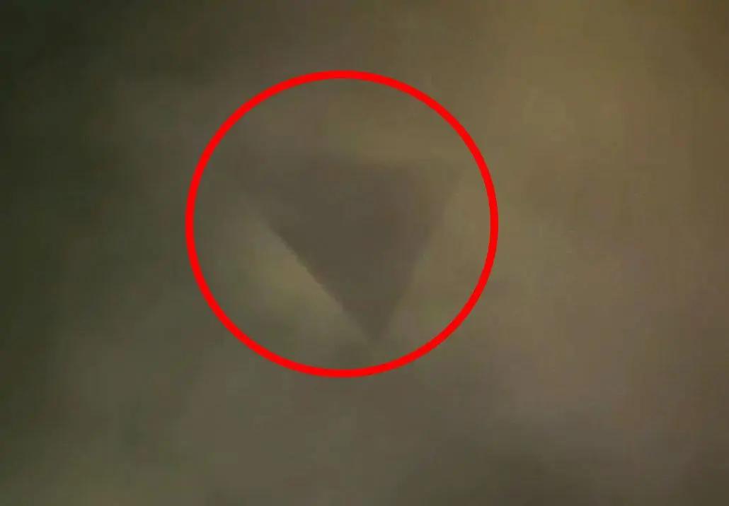 上海突现“三角形不明飞行物”，目击者：如同巨型钢铁盘旋上空