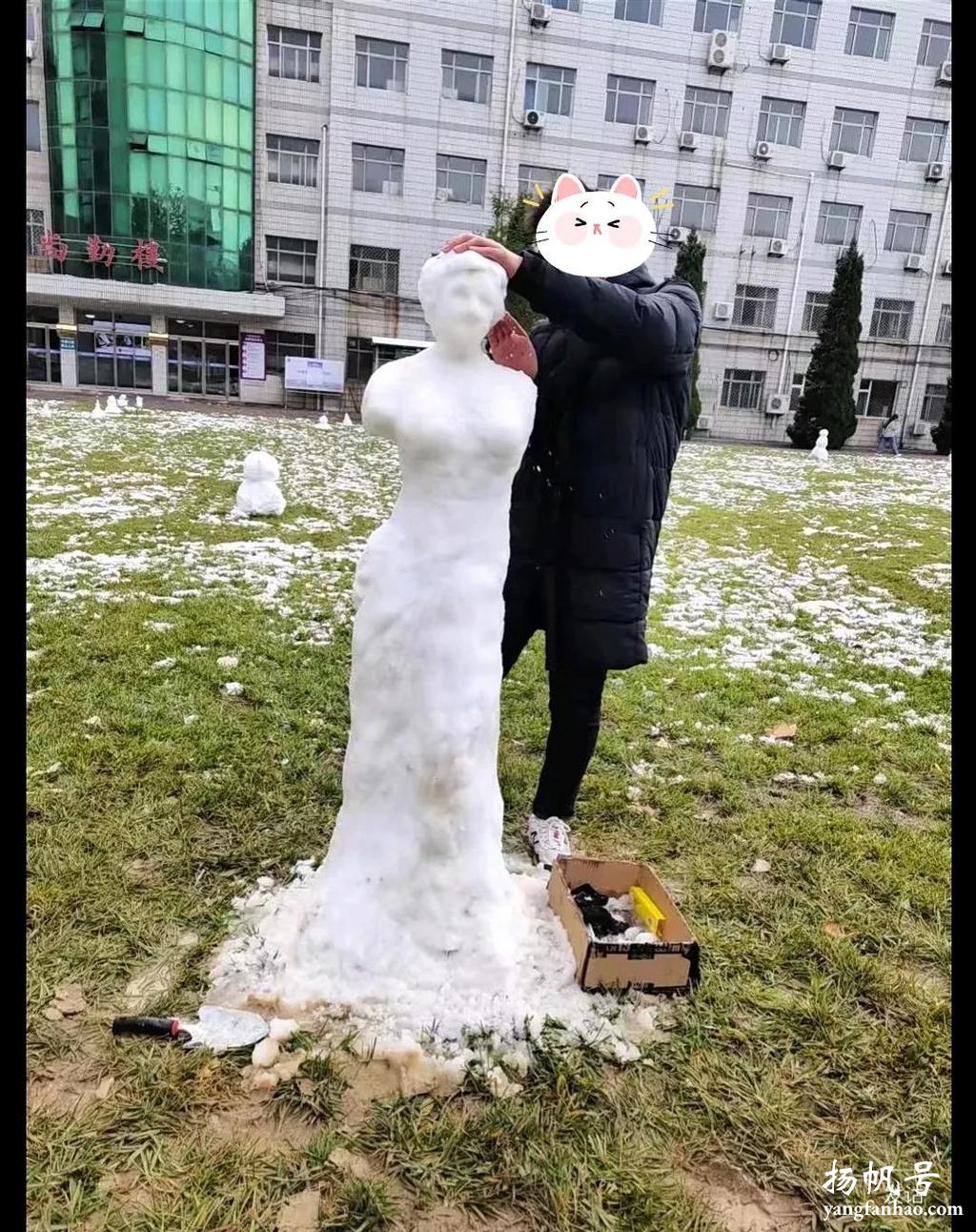 医学生用雪人堆出来一个断臂维纳斯雕像，艺术感拉满