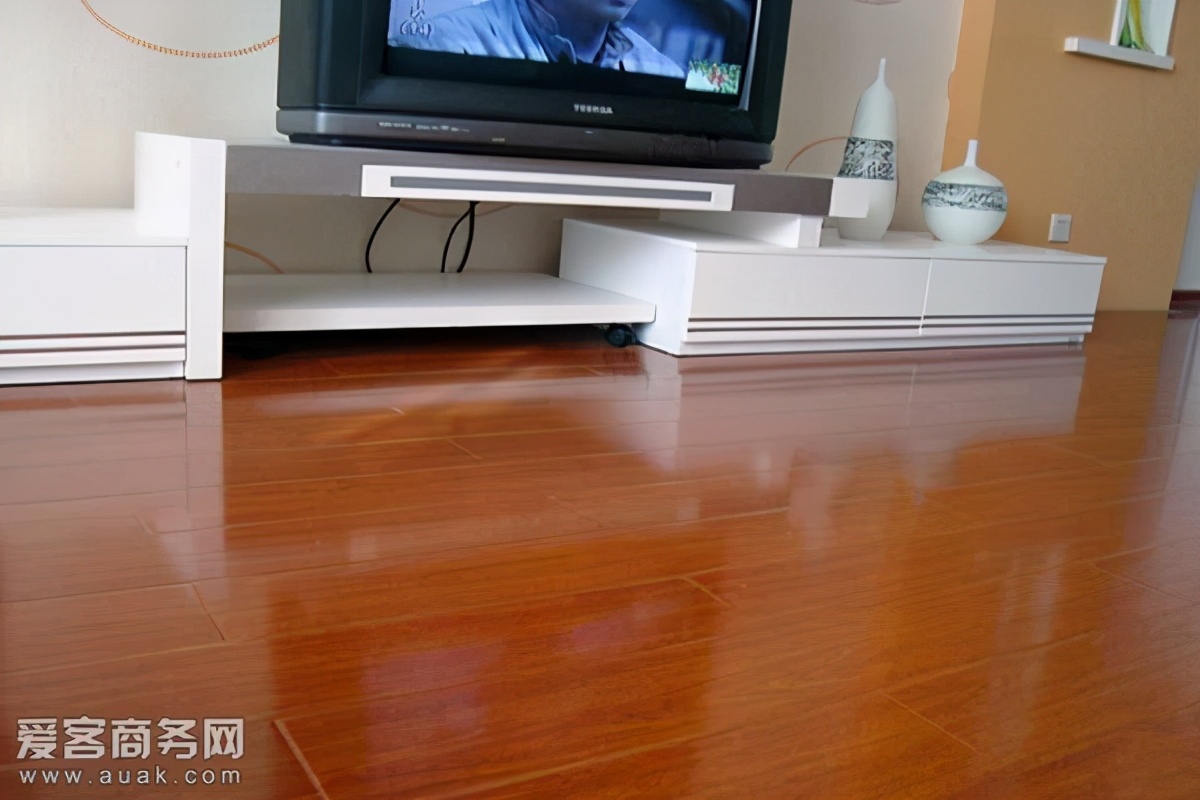 木地板保养用精油好还是地板蜡好？有什么区别？
