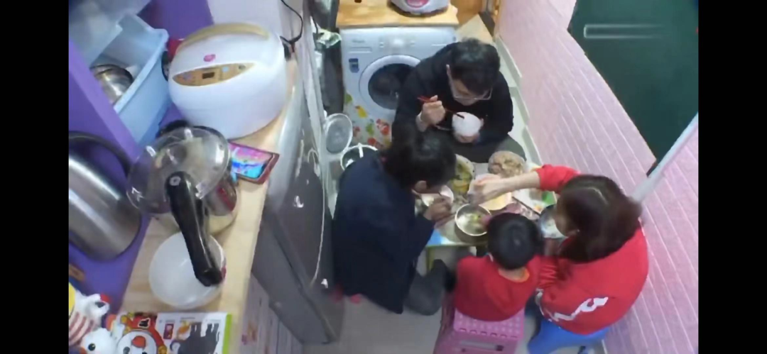 30 万香港人的真实生活：月入过万，却在厕所做饭