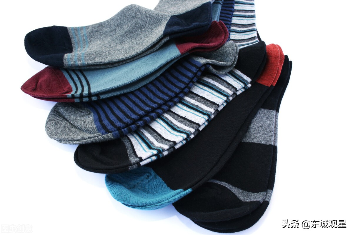 为什么穿丝袜脚更臭，而穿棉袜不容易脚臭且更透气呢？