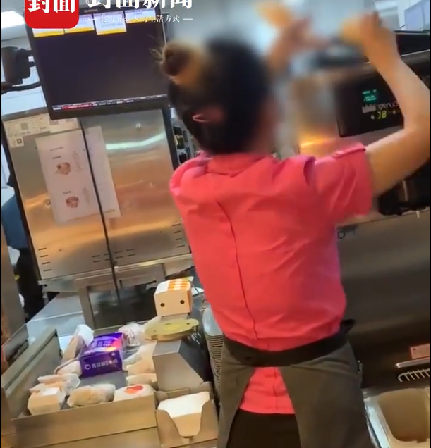 麦当劳员工将无人领取冰淇淋倒回机器，避免浪费还是卫生意识差