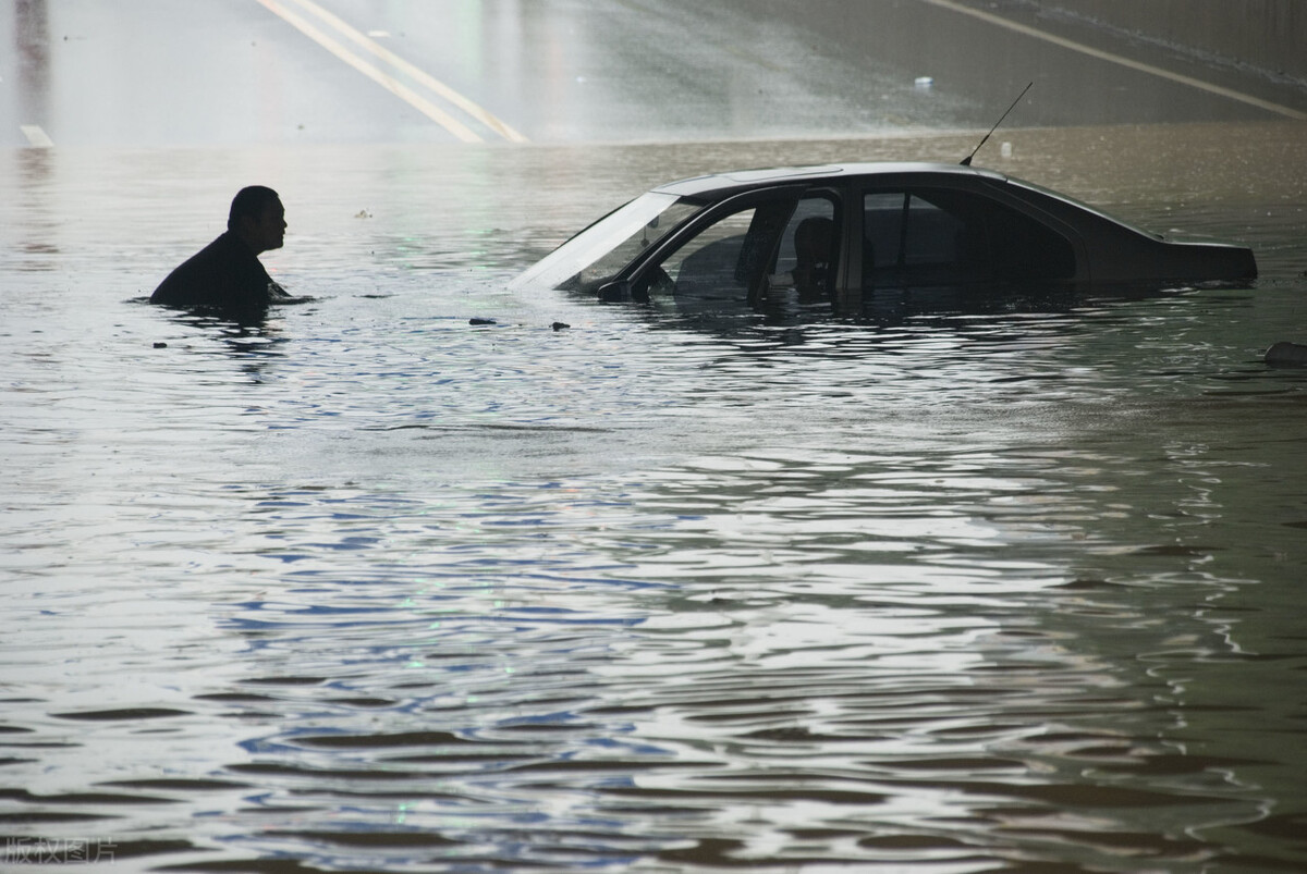 车被水淹了，保险能赔吗？