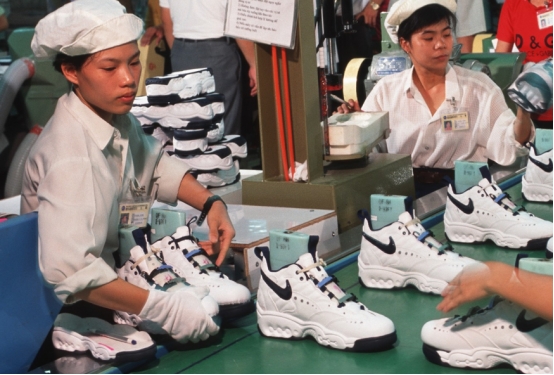 越南停产上亿耐克鞋无法交货，世界工厂梦碎，制造业或将回流中国