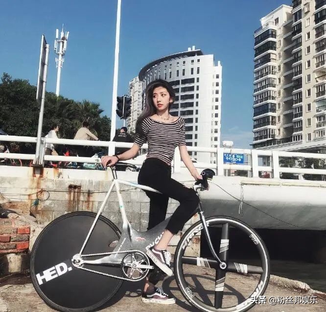 抖音“女版蔡徐坤”天才小火龙，有颜值身材衣品，靠单车耍酷走红