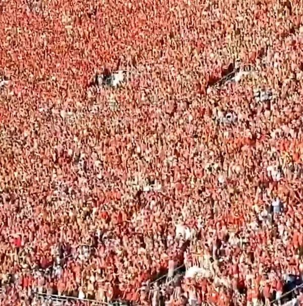 美6万多球迷同场狂欢引发地震，场内看不到口罩！