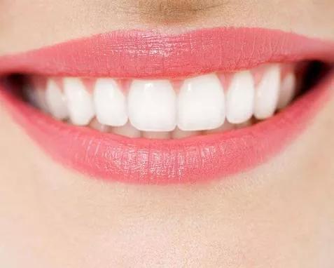 30天让你的牙齿变白有光泽
