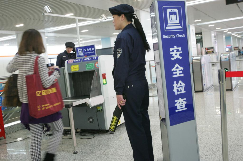 我，北京的地铁安检员，一个月工作17天，晒出工资和和工作经历