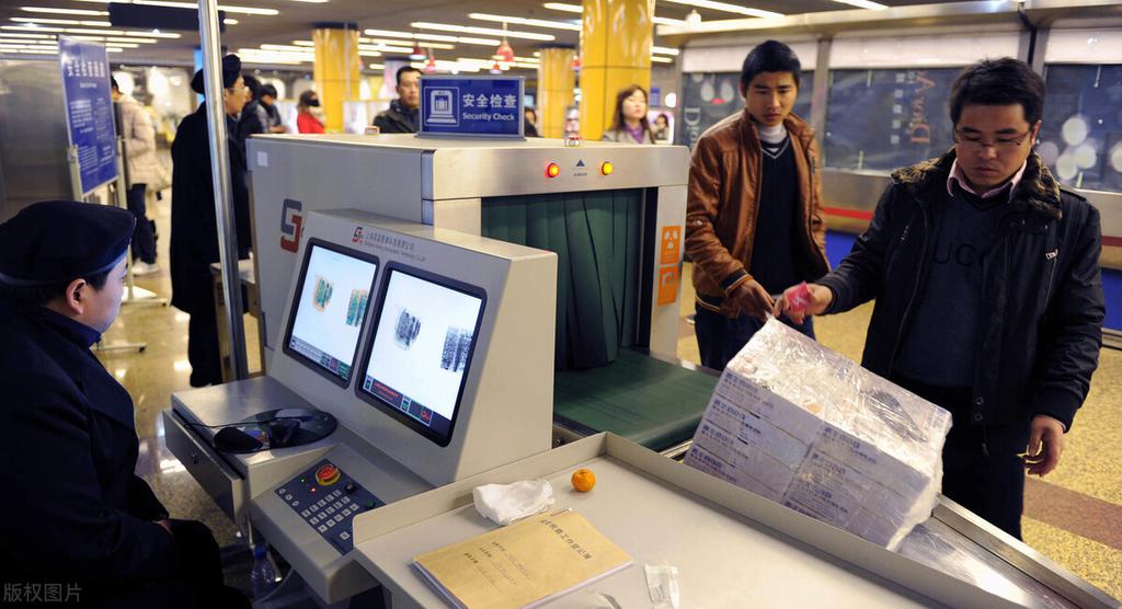 我，北京的地铁安检员，一个月工作17天，晒出工资和和工作经历