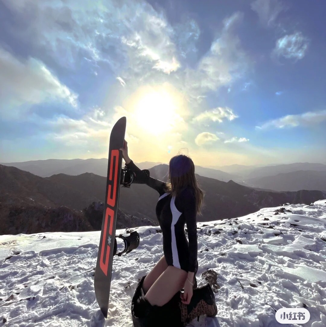 “在雪地拍张半裸照，才是滑雪的最大乐趣”