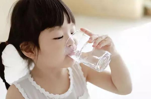 孩子吃饭必喝水？看似胃口好实则藏隐患，3种情况喝水都要有讲究
