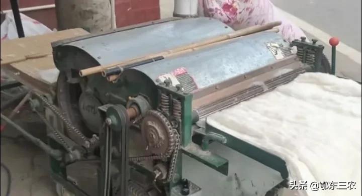 安徽农村夫妻每年冬季做旧棉被翻新生意，每天能挣1500元
