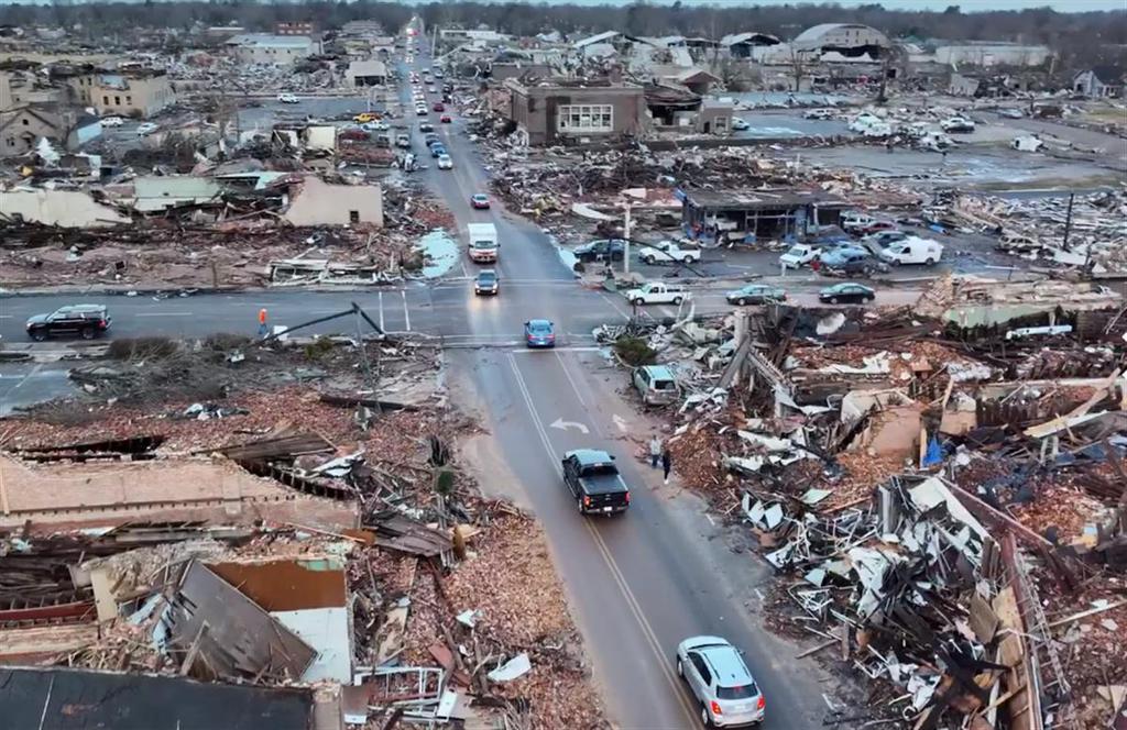 美国龙卷风规模可进入历史前十，席卷6州，小镇被夷为平地，超百人死亡