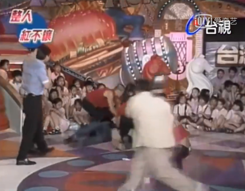 早前综艺，罗志祥节目上爆打殴弟，为了节目效果，两人直播互殴