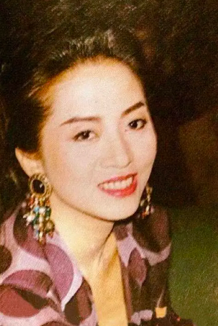梅艳芳最后的日子：去日本见初恋，穿婚纱开演唱会，40岁去世