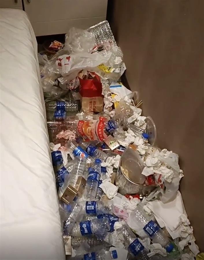 贵州小伙长住酒店40多天垃圾堆成山，保洁员打开房门就被熏吐了