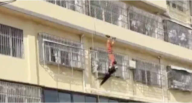 消防员飞身救轻生女子双双坠楼（曝光消防员飞身救轻生女子坠楼视频）(图1)
