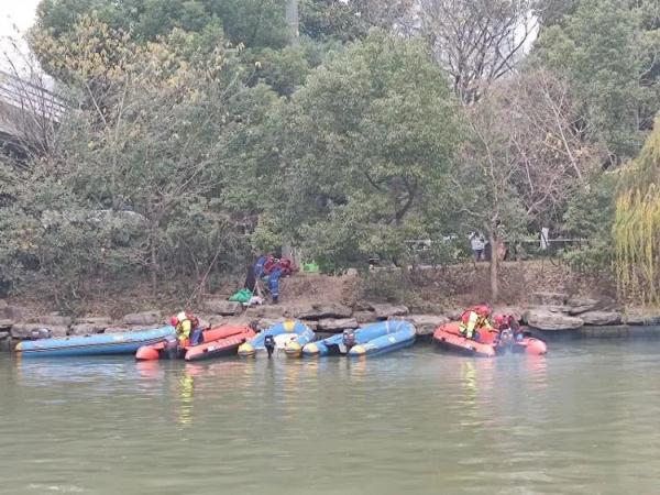 23岁女孩无锡失联搜救现场：救援队员称手机信号在河边消失 无法确定女孩落水