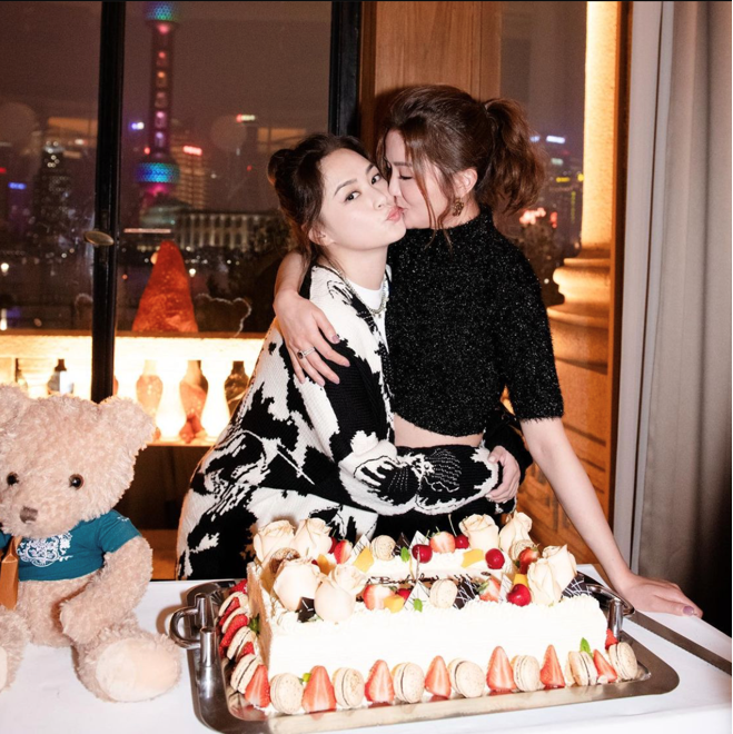阿Sa蔡卓妍39岁生日，穿黑皮裤露脐装手捧鲜花，与阿娇嘴对嘴亲吻