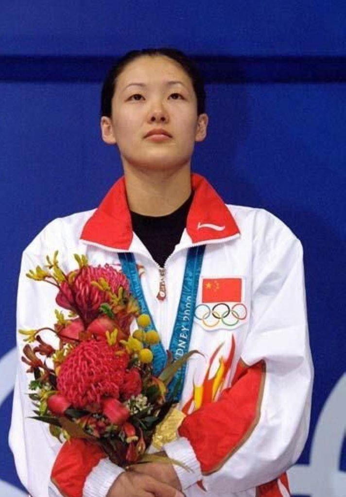 4夺奥运金牌，嫁大26岁的富豪，“跳水女皇”伏明霞如今咋样了？