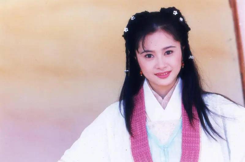 刚满45岁的TVB可爱鼻祖何美钿，活出了少女的状态