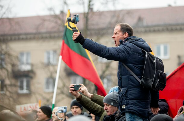 立陶宛闹大了，过半民众反对挑衅中国，大批示威者要求立政府下台
