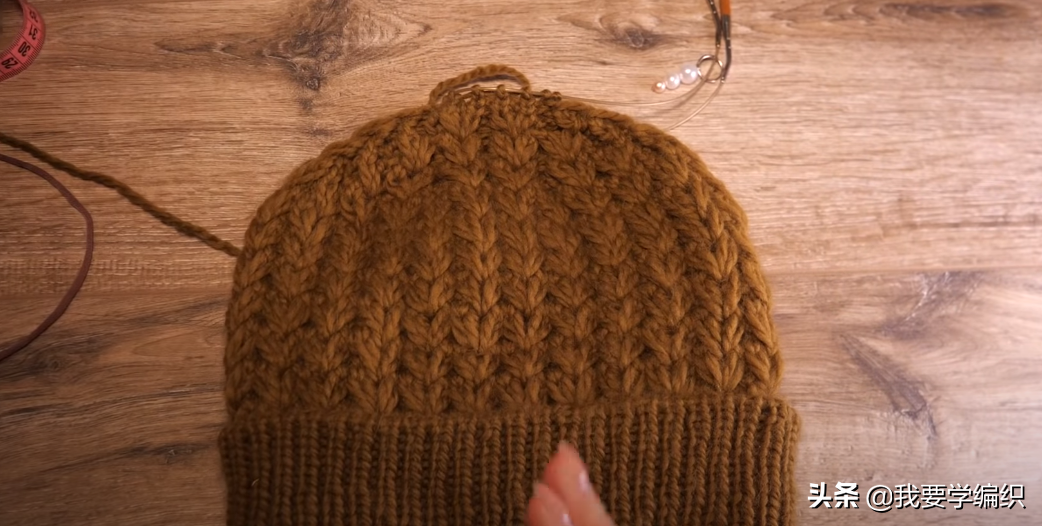 你在寻找这款帽子的织法吗？立体拉花条女帽教程，大方保暖又好看