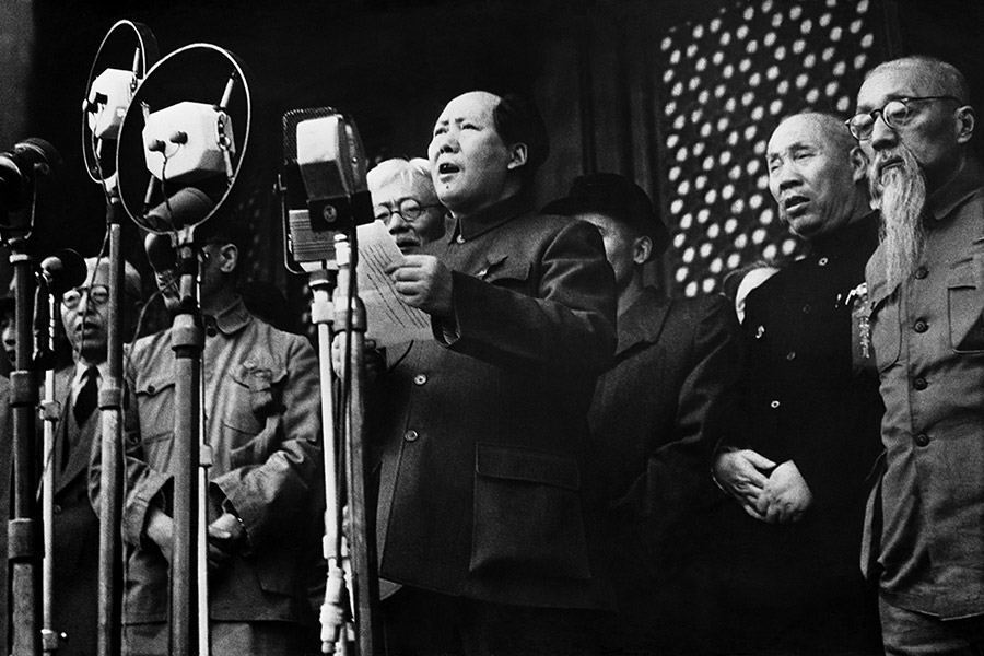 开国大典女摄像侯波：毛泽东专职摄影师，与主席合影被要求站C位