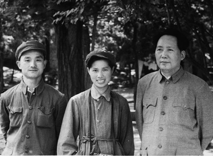 开国大典女摄像侯波：毛泽东专职摄影师，与主席合影被要求站C位