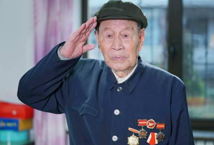 山东93岁老汉去影院看长津湖，散场时难掩激动：我就是伍千里