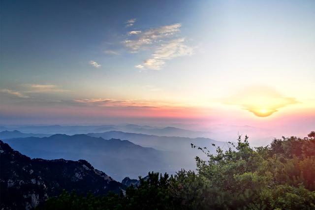泰山海拔不足2000米，景色不如华山，为什么却是“五岳之首”？