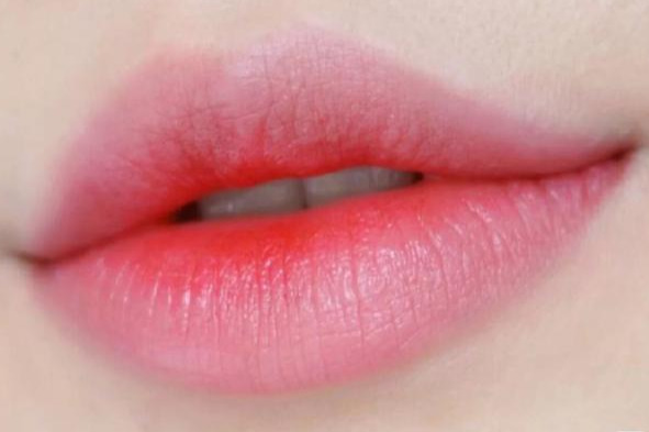 涂口红的正确步骤，能让你拥有魅惑双唇，你做对了么？