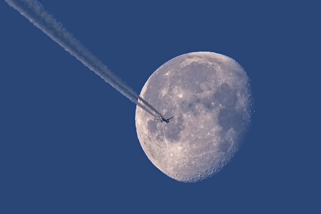 马斯克的火箭要撞月球了 地球上能观测到吗？