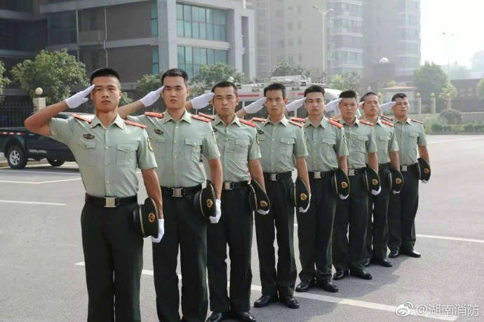帅气的中国军人图片说说大全 军人敬礼图片大全