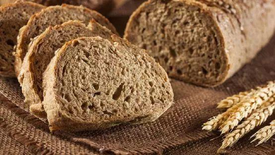 你吃的全麦面包99%都是假的，因为如果真是全麦……