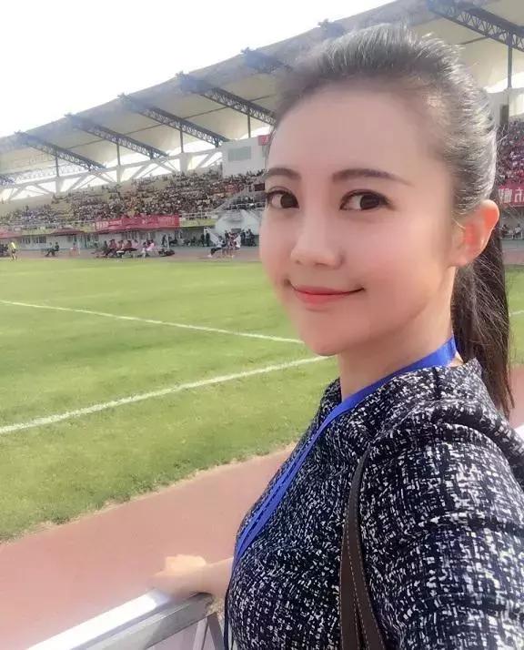 足球场上的美女记者，你最欣赏哪位？