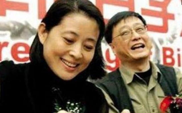 60岁倪萍先后嫁4任丈夫，再看看现任丈夫，简直就是天差地别