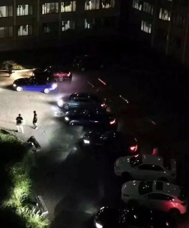 深夜，8辆轿车开进大学女生宿舍，车顶放水居然是暗示……