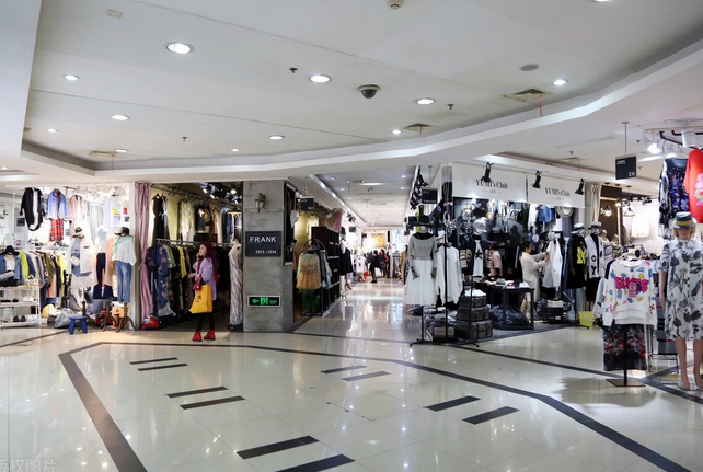 广州最大的服装批发市场在哪里（广州十大服装批发市场）
