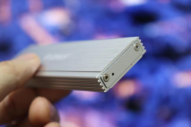 SSD凉速兼具，C口全金属加强散热，M.2固态硬盘盒评测