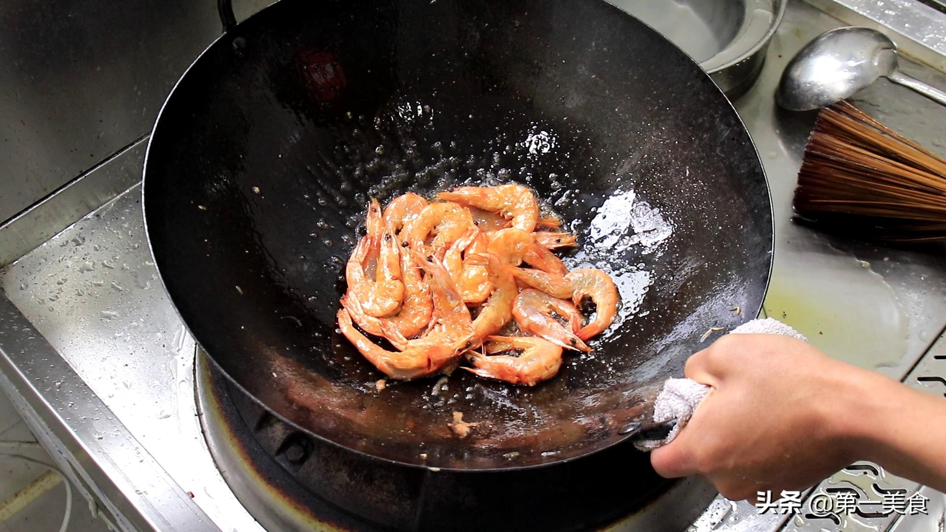 厨师长教你油焖大虾的正宗做法，营养美味又补钙，看一遍就能学会
