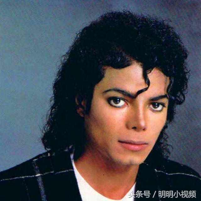 迈克尔杰克逊如何从黑色皮肤，变成白色皮肤
