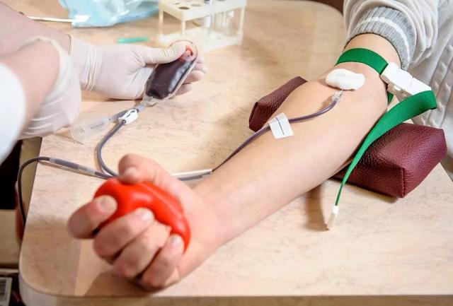 听说医生从不献血？献血对身体到底有啥危害？是时候说出答案了