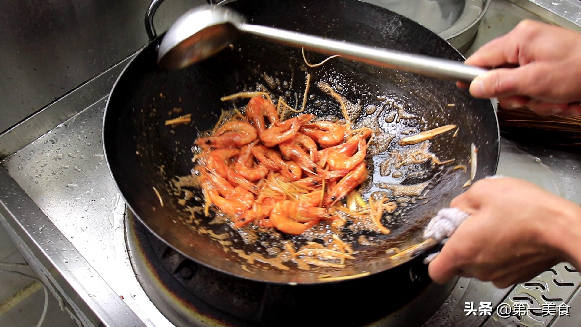 厨师长教你油焖大虾的正宗做法，营养美味又补钙，看一遍就能学会