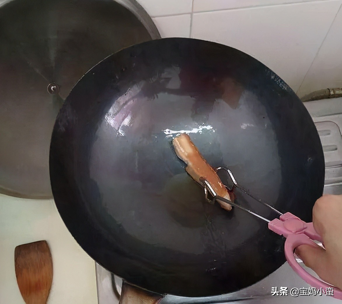 铸铁锅的正确开锅方法是怎样的，看这里就知道了