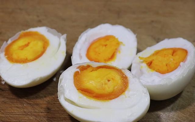 腌制咸鸭蛋的最佳方法，这样腌制不仅出油量很高而且还不咸