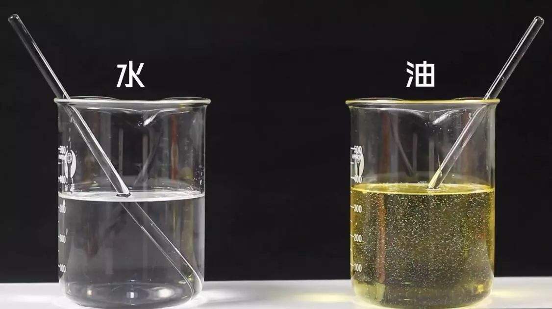 100℃的水和100℃的食用油，哪个更烫手些？