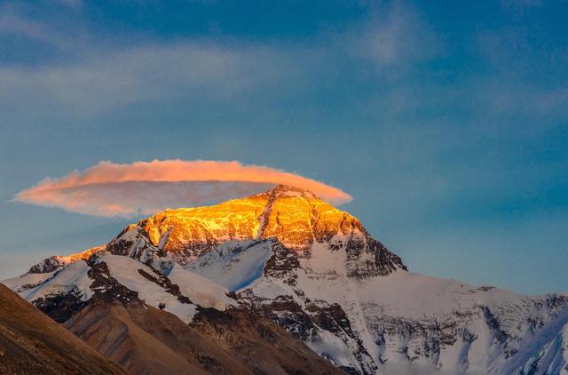 珠峰高度为世界之最，但目前还并非其巅峰状态，未降低而是在长高