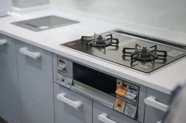 日本的燃气灶和国内的有什么区别？自带烤箱，功能多种多样