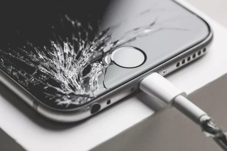 屏幕碎裂的 iPhone 6